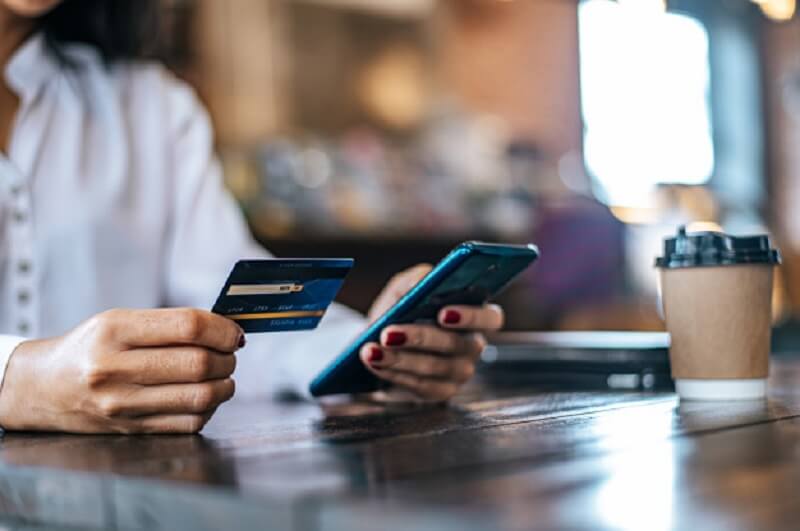 Nạp tiền vào thẻ ATM trực tiếp tại ngân hàng