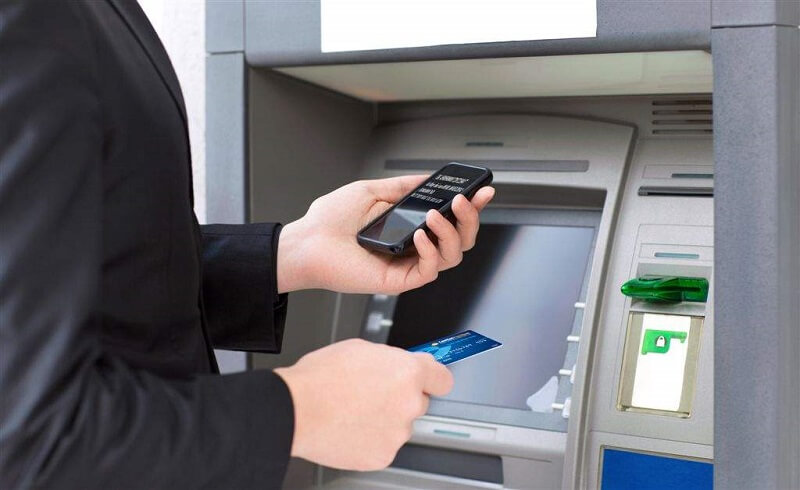 Sử dụng cây ATM để tra cứu số tài khoản ngân hàng