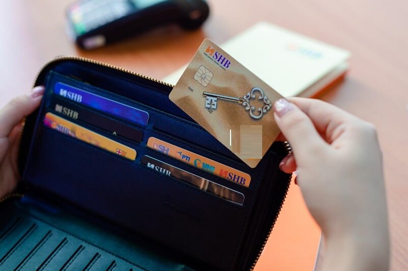 Thẻ ghi nợ SHB giúp các khách hàng thanh toán với số tiền trong thẻ